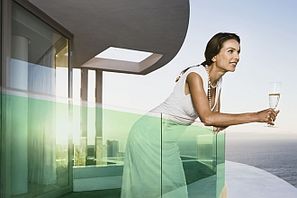 Die Visualisierung zeigt eine mit transparente Solarzellen beschichtete Glasveranda. Abb.: Heliatek