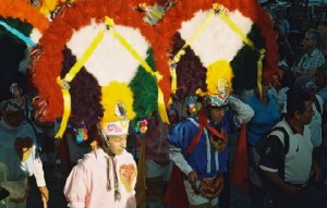 Mexikanische Indianer halten die Kultur ihrer Maya-Vorfahren hoch. Foto: Markus Rindt