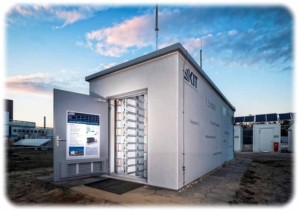 Solarwatt Dresden hat den Großspeicher am KIT Karlsruhe mit Batteriemodulen bestückt. Foto: Amadeus Bramsiepe/KIT