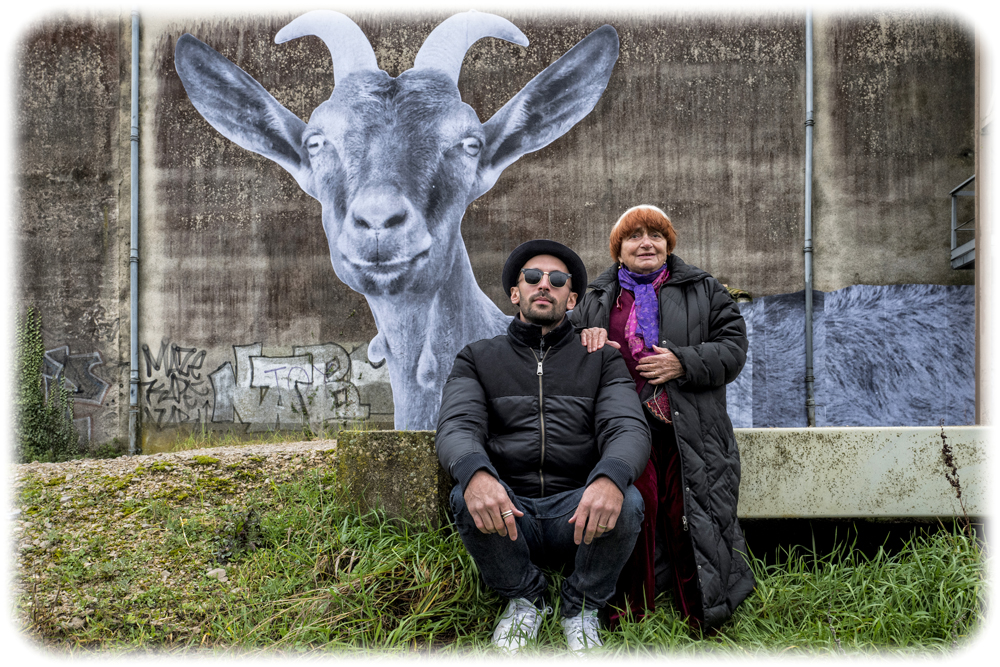 Straßenkünstler JR (links) und regisseurin und Fotografin Agnès Varda halten nichts von Ziegen, denen man in jungen Jahren die Hörner abbrennt, um ihren Kampfgeist zu mindern. Und so setzen sie der gehörnten Ziege ein fotografisches Denkmal. Szenenfoto: Weltkino