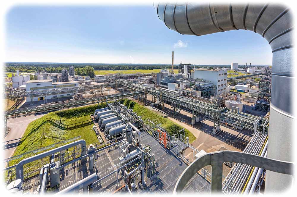 Blick auf BASF Schwarzheide von der Eindampfanlage (EDA). Im Hintergrund befindet sich das Blockfeld für die geplante Anlage für Kathodenmaterialien, die bis 2022 in der Lausitz entstehen soll. Foto. Kai Abresch für BASF