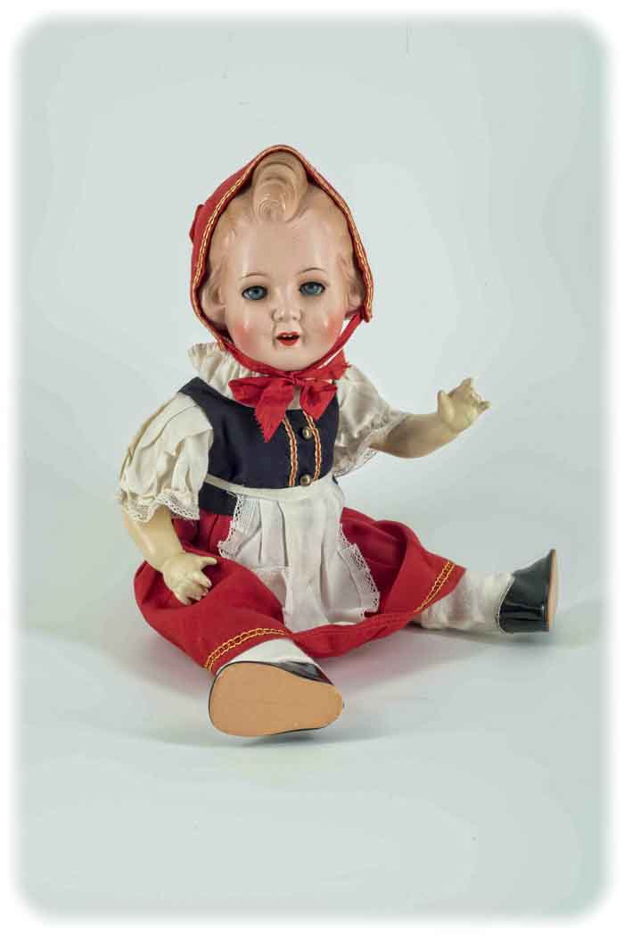 Rotkäppchen-Puppe von Koenig & Wernicke, Waltershausen, 1940er Jahre. Foto: Stadtmuseum Dresden, Franz Zadnicek