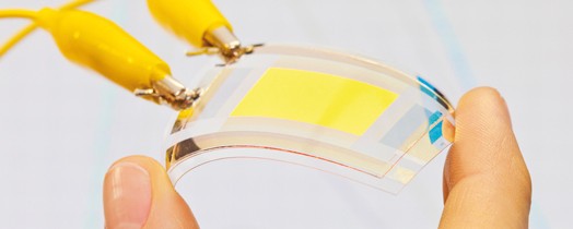 Organische Leuchtdioden (OLEDs) kann man auch biegsam "von der Rolle" herstellen. Foto: Fraunohfer FEP/ Comedd