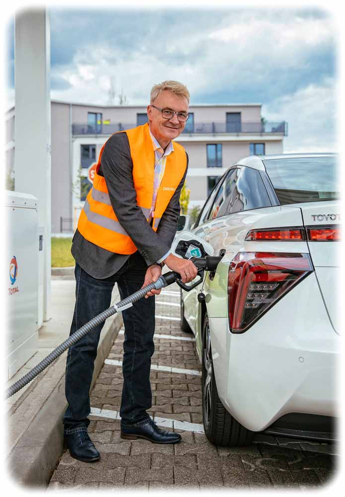 Drewag-Fuhrparkleiter Stefan Jacob betankt einen Brennstoffzellen-Toyota Mirai in Dresden mit Wasserstoff. Foto: Oliver Killig