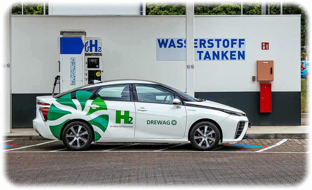 Ein Brennstoffzellen-Toyoto tankt an der neuen Wasserstoff-Tankstelle von Total an der Wiener Strasse in Dresden. Foto: Oliver Killig