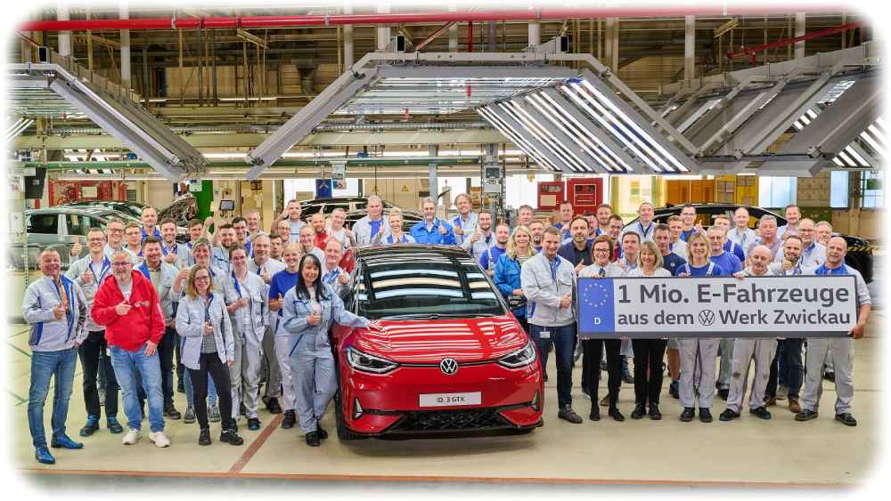 Der millionste Stromer aus Zwickau ist ein ID.3 GTX Performance. Hier im Bild ist er umringt von Mitarbeitern aus allen Gewerken, von Presswerk über Verwaltungsbereiche bis Montage. Foto: VW Sachsen