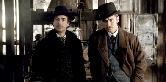 Holmes (Robert Downey jr., l.) und Watson (Jude Law) sind dem Finsterling Lord Blackwood auf der Spur. Abb.: Warner