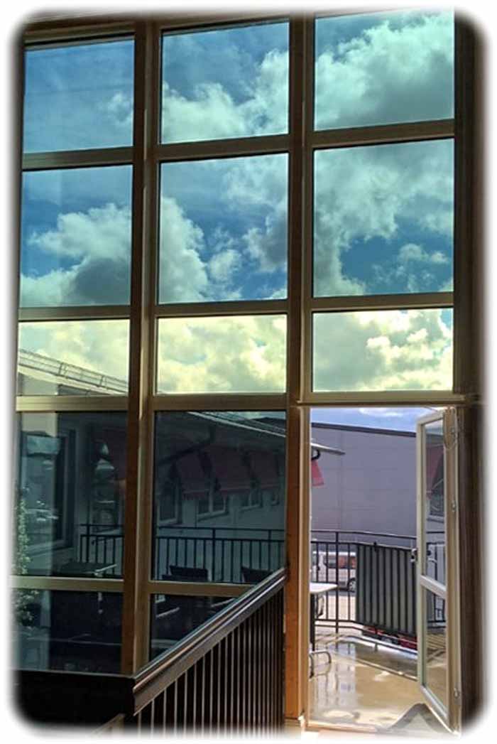 Um 44 Prozent lässt sich der Kühl- und Heizbedarf großer verglaster Gebäude-Komplexe mindern, wenn sie mit "intelligenten" Fenstern ausgestattet werden, die elektro- und thermochrome Technologien kombinieren, prognostizieren die Ingenieure vom Fraunhofer-Institut FEP in Dresden. Foto: Chromo Genics AB