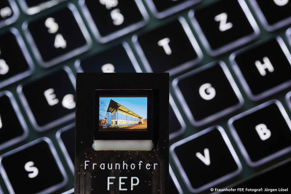 Die OLED-Mikrodisplays mit ingerierten Bildsensoren sind durch Augenbewegungen steuerbar. Foto: Fraunhofer FEP Dresden