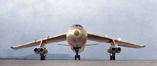 Die Ähnlichkeit mit einem Bomber ist nicht zufällig: Die Konstrukteure der 152 entwickelten vorher bei Junkers und nach dem Krieg in der SU Militärflugzeuge - daher auch der ungewöhnliche Schulterdecker-Ansatz. Foto: Lorenz