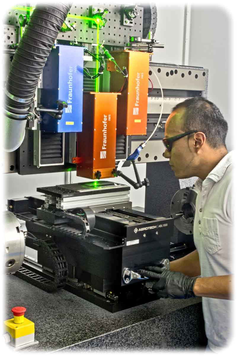 Wissenschaftler Alfredo Aguilar vom IWS bedient das weltweit größte 3D-DLIP-System an der TU Dresden. Foto: Fraunhofer-IWS Dresden