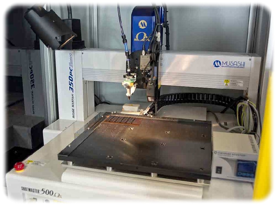 Ein Dispensdrucker beschichtet Folien mit dem leitfähigen und flüssigen Polymer "Poly(Kx[Ni-itto])". Foto: Fraunhofer-IWS Dresden