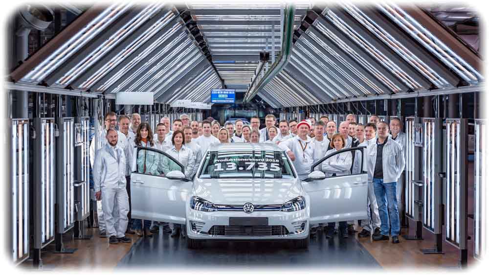 Die Mitarbeiter der VW Manufaktur Dresden haben 2018 insgesamt 13.735 e-Golfs produziert. Foto: Volkswagen
