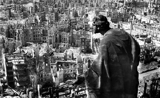 Auch das vielgezeigte Foto Blick vom Rathausturm nach Süden, 1945 von Richard Peter sen. wird in der "Dresden-Köln"-Schau im Stadmuseum zu sehen sein. Repro: Deutsche Fotothek / Städtische Museen Dresden