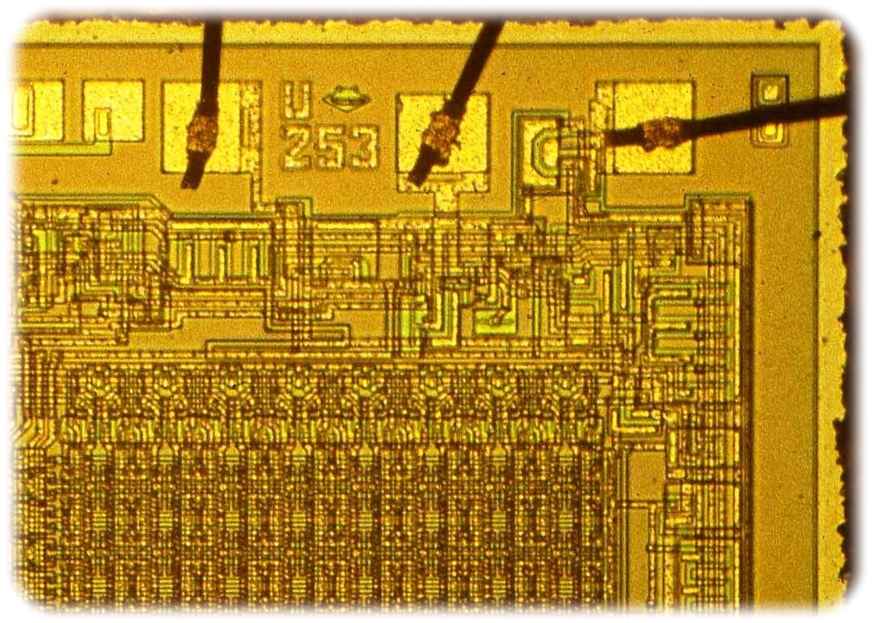 Wer genau hinschaut, sieht den Frosch: Die Kennung von Chip-Entwerfer Jens Knobloch ist neben der Schaltkreis-Typenbezeichnung "U 253" zu finden. Foto: Jens Knobloch 