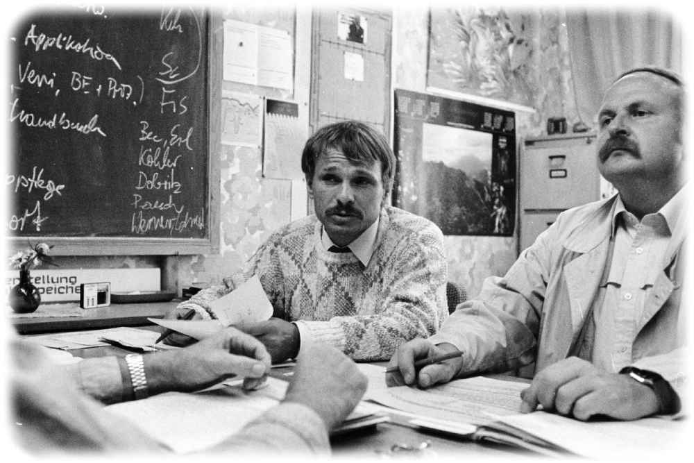 Arbeitsberatung im ZMD Anfang 1989 mit Jens Knobloch und dem Abteilungsleiter für Softwareentwicklung, Dr. V. Nitsche. Foto: privat via J. Knobloch