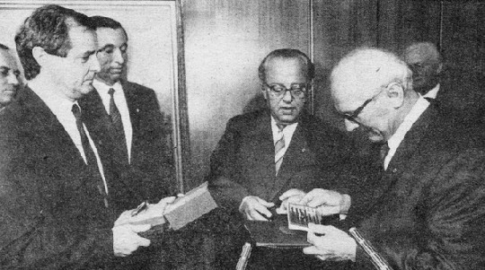 Da ist die Freude groß: 1988 drückt Carl-Zeiss-Jena-Chef Wolfgang Biermann (Mitte) Erich Honecker den Megabit-Chip in die Hand. Abb.: ZMD-Archiv