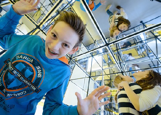 Max (12) im Spiegelkabinett, das die Welt eines Chip-Wafers repräsentiert. Foto: Cool Silicon / Frank Grätz