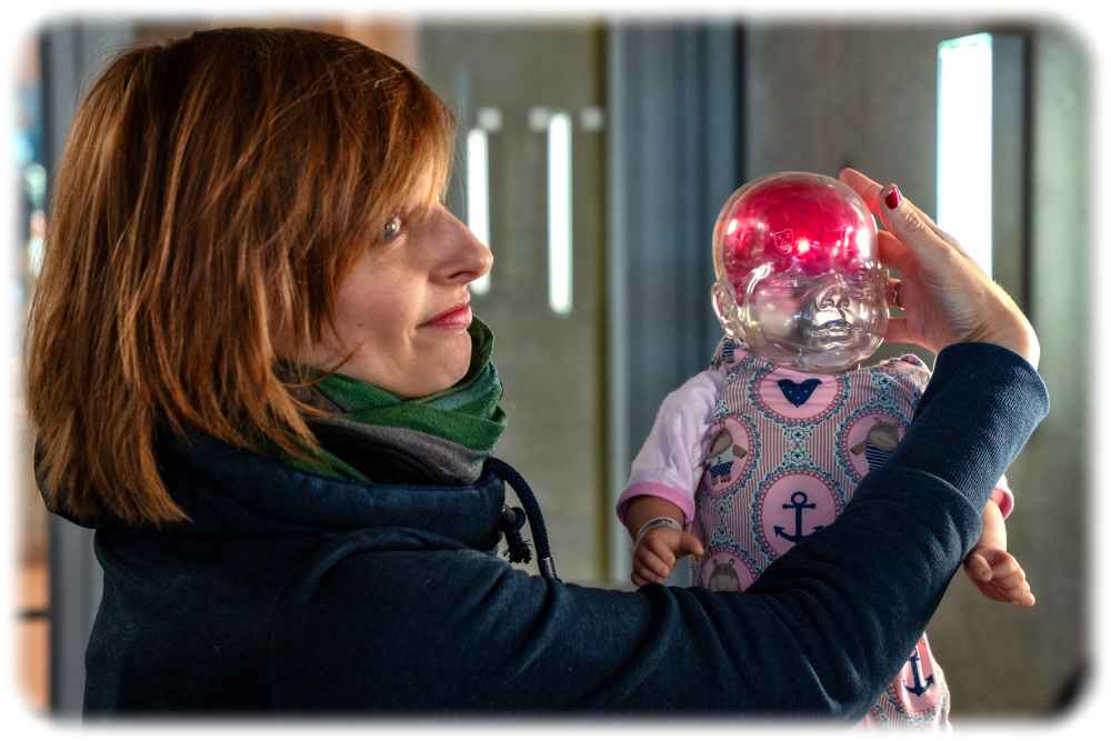 Mithilfe der Simulationspuppen demonstriert Sozialpädagogin Jacqueline Zinn am Uniklinikum Dresden, welche schwerwiegenden Schäden schon leichtes Schütteln im Gehirn eines Baby verursachen kann. Foto: Michael Kretzschmar für das UKD