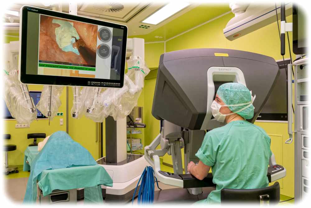 Die KI zeigt der Chirurgin auf dem Bildschirm, wo sie schneiden und veröden darf und wo nicht. Foto: Kirsten Lassig für das Uniklinikum Dresden