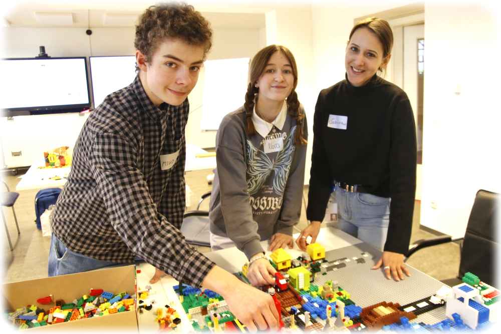 Miko, Nora und Sabrina Paffe üben Programmiertechnologien am Lego-Modell. Foto: Sabine Mutschke für ZDI