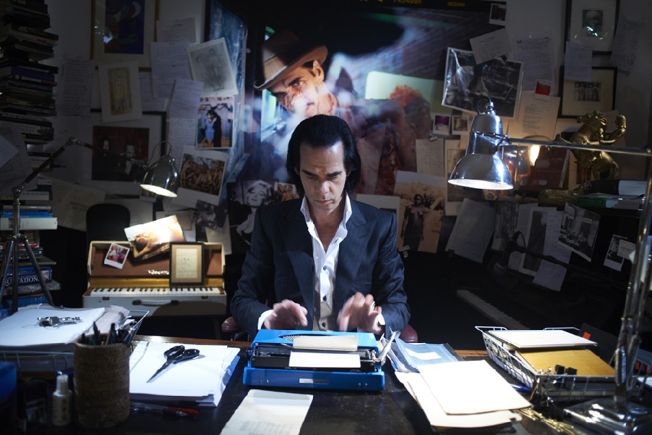 Nick Cave, der Poet, der Musiker, der große Selbstinszenator, an der Schreibmaschine. Foto: REM