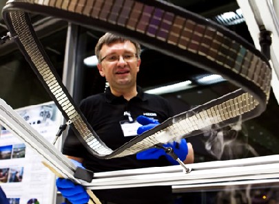 Dr. Marc Uhlarz führt ein Supraleit-Möbiusband vor. Foto: Jochen Grebing, HZDR
