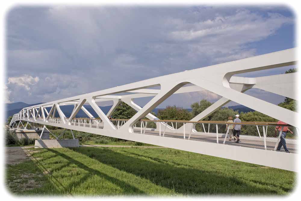 Scheint zu schweben: die Fuß- und Radwegbrücke über die Donau bei Deggendorf vom Architektenbüro Raumzeit. Foto: Deutscher Brückenbaupreis