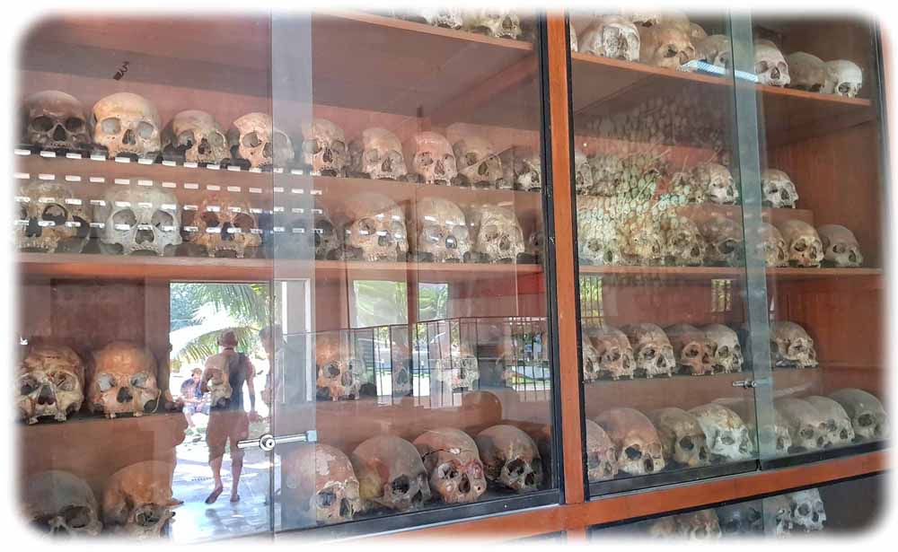 Regale voller Schädel im ehemaligen Foltergefängnis S-21 in Phnom Penh. Nach der Terrorherrschaft der Roten Khmer hatte so gut wie jede Familie in Kambodscha einen oder mehrere aus ihrer Mitte verloren. Solche Traumata vergisst eine Gesellschaft auch nach Jahrzehnten nicht. Foto: Heiko Weckbrodt