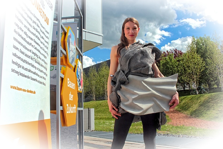 Model Cara Julienne führt ein Kleid vor, das aus dem neuen, karbonverstärkten Beton gefertigt wurde - um zu veranschaulichen, wie leicht das neue Baumaterial ist. Foto: Heiko Weckbrodt
