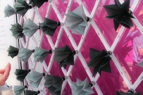 Diese Kunstblumen an der Ausstellungswand zeigen, wozu Formgedächtnis-Legierungen gut sein können: zum Beispiel, um bei Wärmeeinstrahlung eine Fassade automatisch zu verschatten. Foto: Heiko Weckbrodt