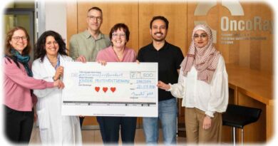 Nanotechnologen der TU Dresden übergeben einen symbolischen Spendenscheck an Prof. Mechthild Krause (Co-Direktorin der Klinik und Poliklinik für Strahlentherapie und Radioonkologie, 4. von links) und Dr. Chiara Valentini (Oberärztin im Bereich Kinderonkologie, 2. von links). Foto: Sven Ellger für die TU Dresden