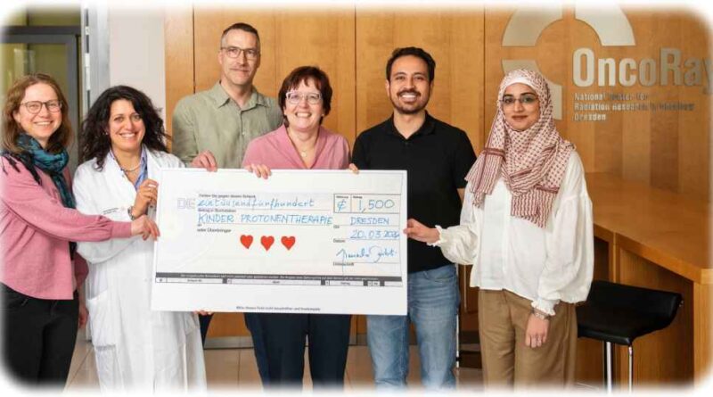 Nanotechnologen der TU Dresden übergeben einen symbolischen Spendenscheck an Prof. Mechthild Krause (Co-Direktorin der Klinik und Poliklinik für Strahlentherapie und Radioonkologie, 4. von links) und Dr. Chiara Valentini (Oberärztin im Bereich Kinderonkologie, 2. von links). Foto: Sven Ellger für die TU Dresden