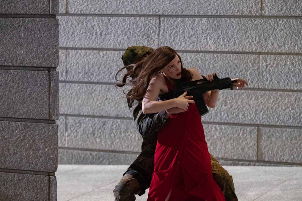 Benutzt auch gerne fremde Sturmgewehre: Auftragsmörderin Ava (Jessica Chastain). Szenenfoto aus: "Code Ava", Eurovideo Szenenfoto aus: "Code Ava", Eurovideo