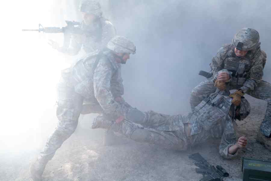 Die Taliban überrennen den isolierten Außenposten. Trotz aller Schutzausrüstung der Amerikaner fällt ein Soldat nach dem anderen - die Schwerverletzten im Kugelhagel zum Sani zu bringen, ist kaum noch möglich. Szenenfoto (Eurovideo) aus: "The Outpost"
