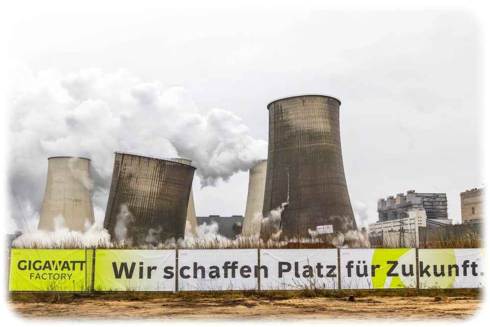 Gegen 11 Uhr fielen die 113 Meter hohen und am Fuß 80 Meter breiten Bauwerke. Foto: Andreas Franke für die Leag