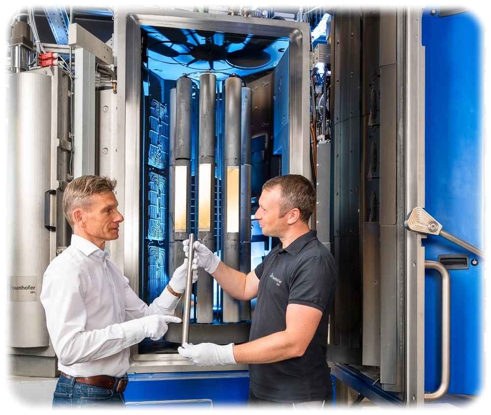 Dr. Volker Weihnacht (l.) prüft mit einem Kollegen ein Muster. Das Projekt "Tritiumstopp" zielt auf Schutzschichten, die verhindern, dass der Brennstoff Tritium durch die Wände von Fusionsreaktoren wandert. Foto: Fraunhofer-IWS