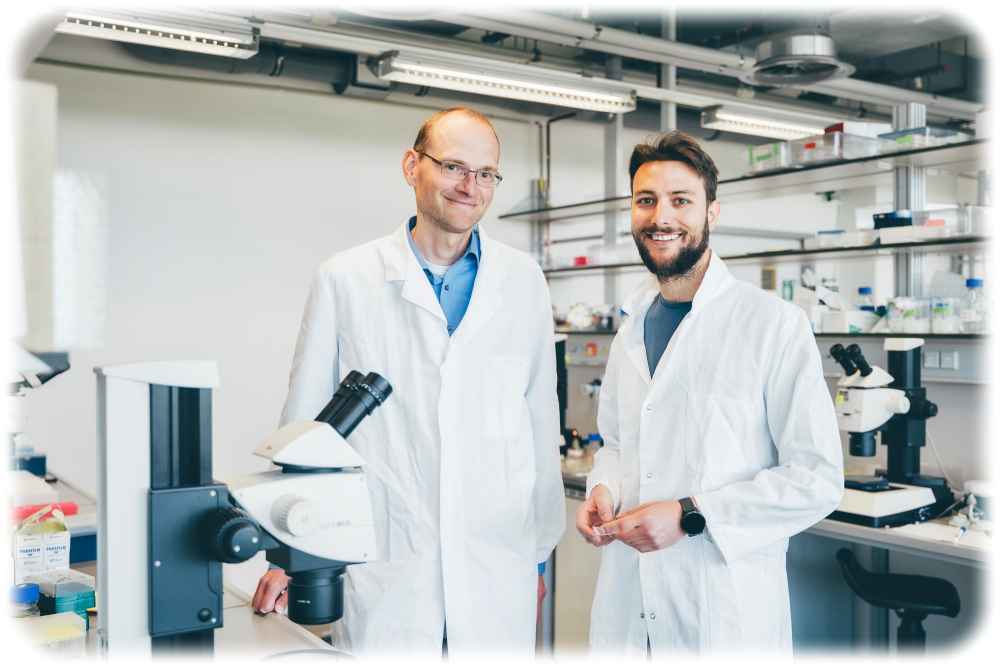 Prof. Henrik Bringmann und Lorenzo Rossi von der TU Dresden haben den Schlafschalter im Gehirn entdeckt. Foto: Magdalena Gonciarz für die TUD