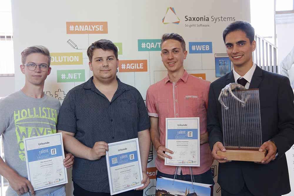Die Gewinner des IT Nachwuchspreises Max Hennersdorf, Louis Rädisch und Jonathan Kretschmer  sowie der Gewinner des IT Ideenpreises Nico Purschke (v.l.n.r.). Foto: Sabine Mutschke