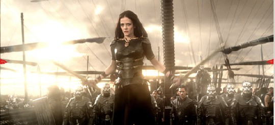 Wenn gerade nicht nackig, zerhäckselt Artemisia (Eva Green) gern in schicker Rüstung ihre Feinde. Foto: Warner