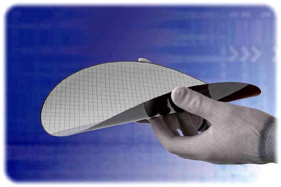 Die 300-mm-Scheiben, die Infineon für seine neuen Leistungs-Halbleiter verwendet, sind so dünn, dass sie biegsam werden. Foto: Infineon