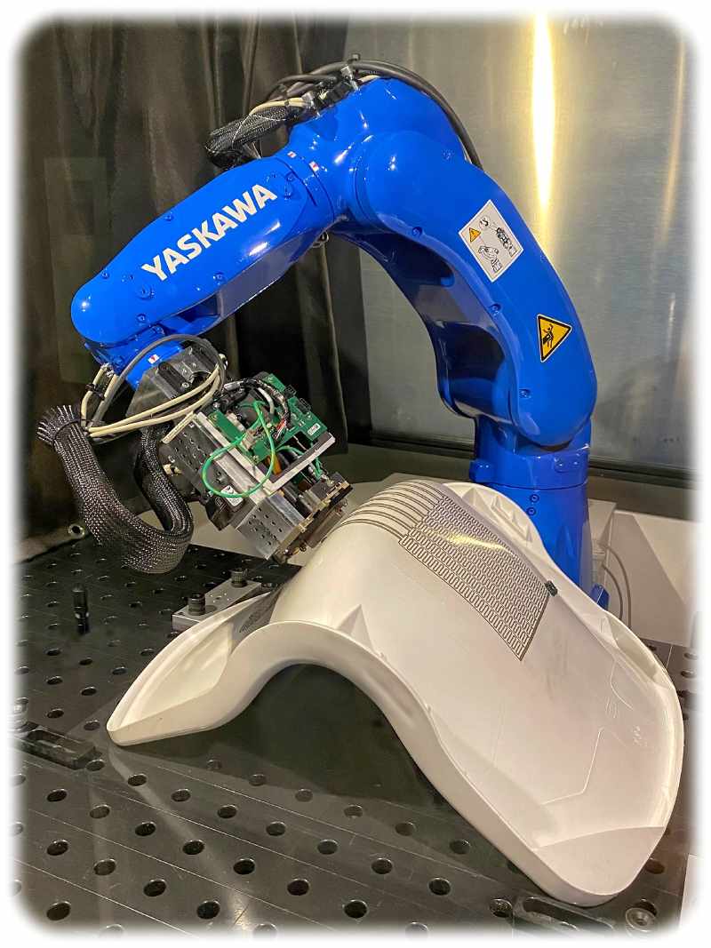 Die Fraunhofer-Ingenieure vom Enas-Institut in Chemnitz haben einem Yaskawa-Roboter beigebracht, Heizungen und andere elektrische und elektronische Strukturen auf Sitze und ähnliche gekrümmte Bauteile zu drucken. Foto: Fraunhofer-Enas