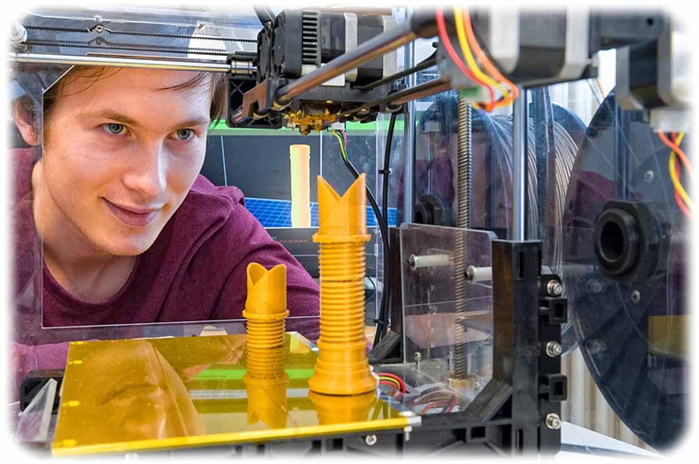 Informatik-Student Johann Forster an einem 3D-Drucker, der Teil der "Industrie 4.0"-Modellfabrik an der HTW Dresden ist. Foto: HTW Dresden