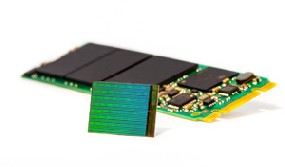 Die ersten Muster der 3D-NAND-Speicher für SSDs. Foto: Intel