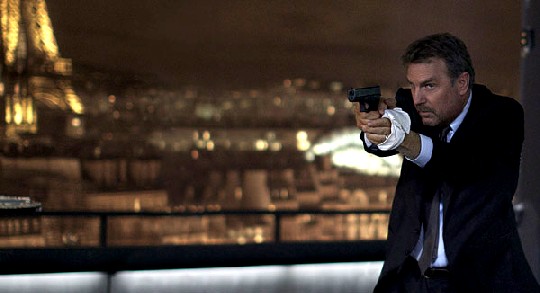 CIA-veteran Ethan Renner (Kevin Costner) schießt wie der Teufel. Foto: Universum
