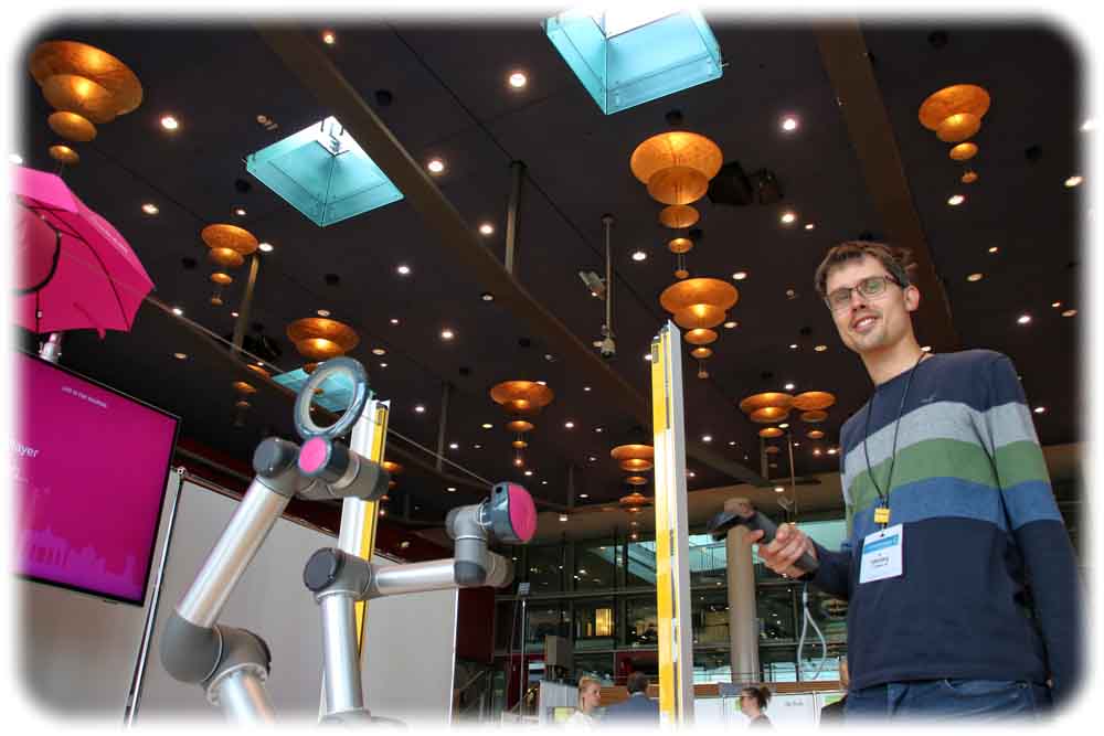5G-IEEE-Gipfel am 19. September 2017 im Kongresszentrum Dresden: Jan Falkenberg vom Lehrstuhl für Softwaretechnologie zeigt ein Roboterspiel, durch das sich Verzögerungszeiten in alten und neuen Mobilfunknetzen demonstrieren lassen. Foto: Heiko Weckbrodt