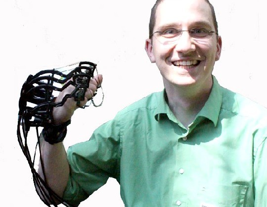 Dr. Sebastian Merchel vom "5G-Lab" der TU Dresden zeigt einen Datenhandschuh, der künftig mittels 5G zum Beispiel Bombenentschärfungs-Roboter fernsteuern oder Fern-OPs ermöglichen soll. Foto: Heiko Weckbrodt