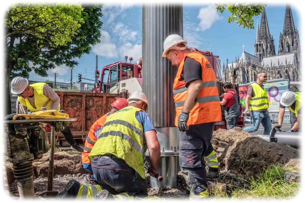 Arbeiter bauen eine 5G-Laterne in Köln auf. Foto: Udo-Ernhuber für das 5G-Synergiewerk via O2
