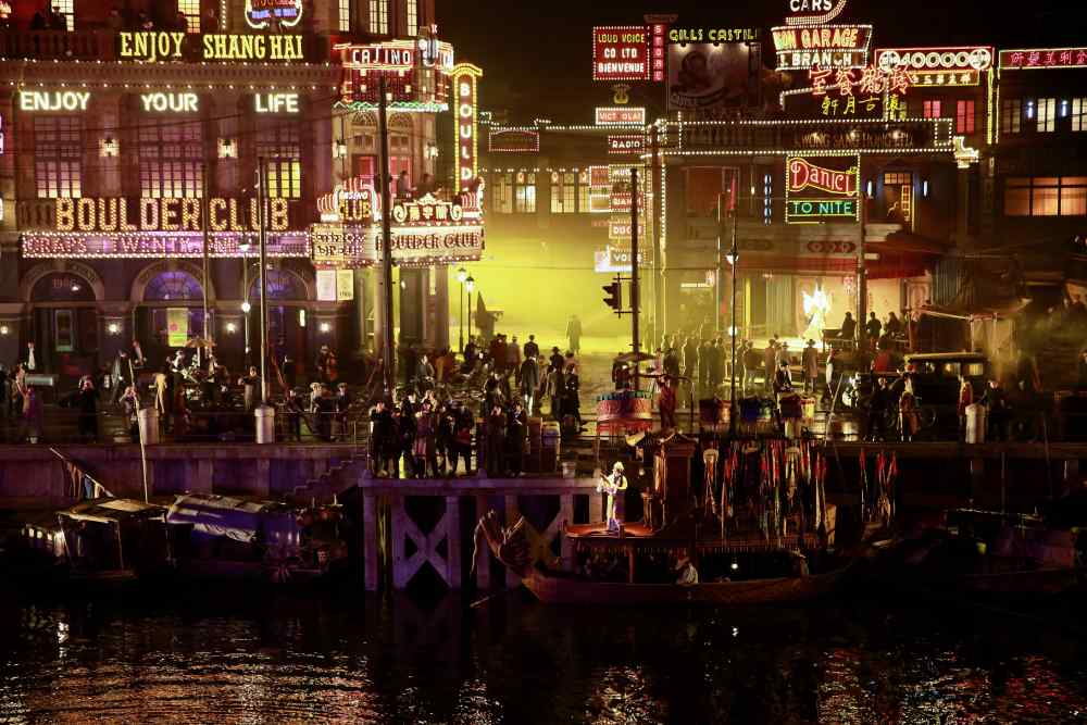 Während "The 800" auf der einen Flussseite sterben, sieht es in im geschützten "Konzessions"-Gebiet von Shanghai am anderen Flussufer wie im Frieden aus. Abb.: Koch-Films