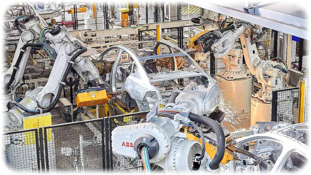 Industrieroboter schweißen Auto-Chassis in der Automobilindustrie. Foto: ABB/ IFR